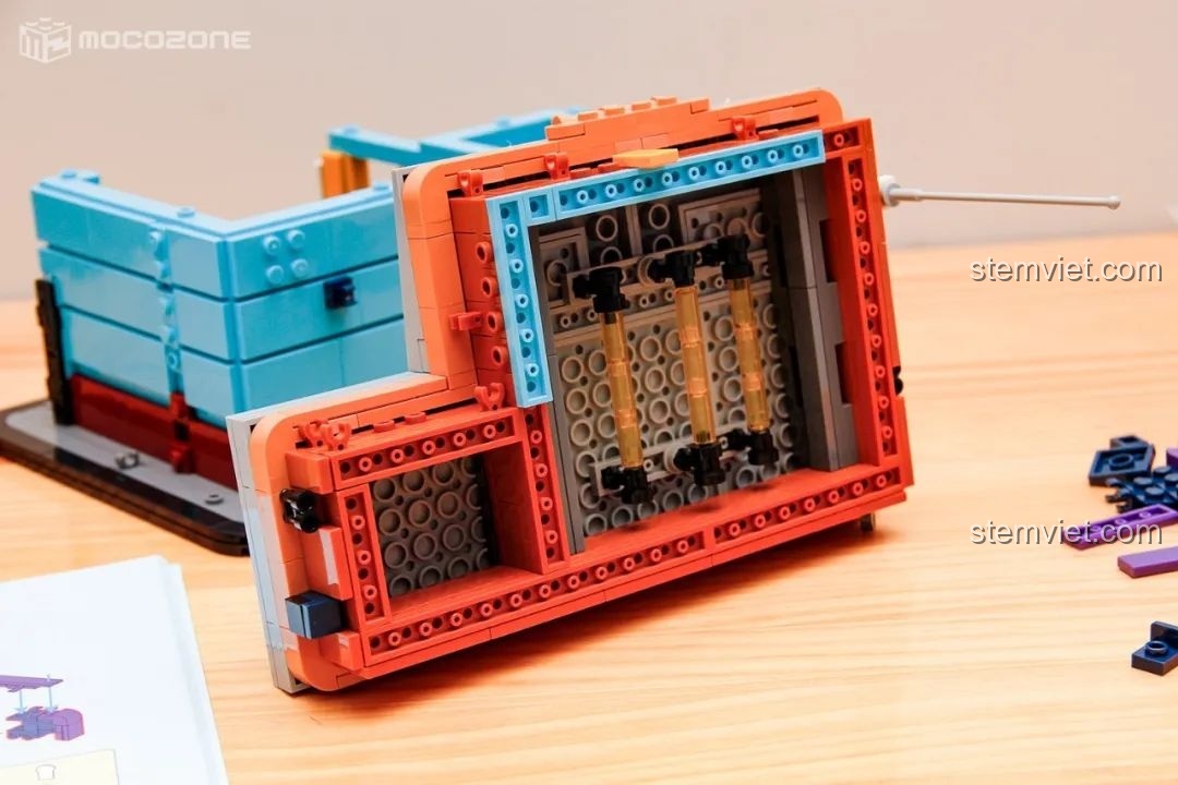 Cấu trúc bên trong của một mô hình đồ chơi lắp ráp BrickCool KS001, cho thấy cách các mảnh ghép được sắp xếp để tạo ra không gian nội thất.