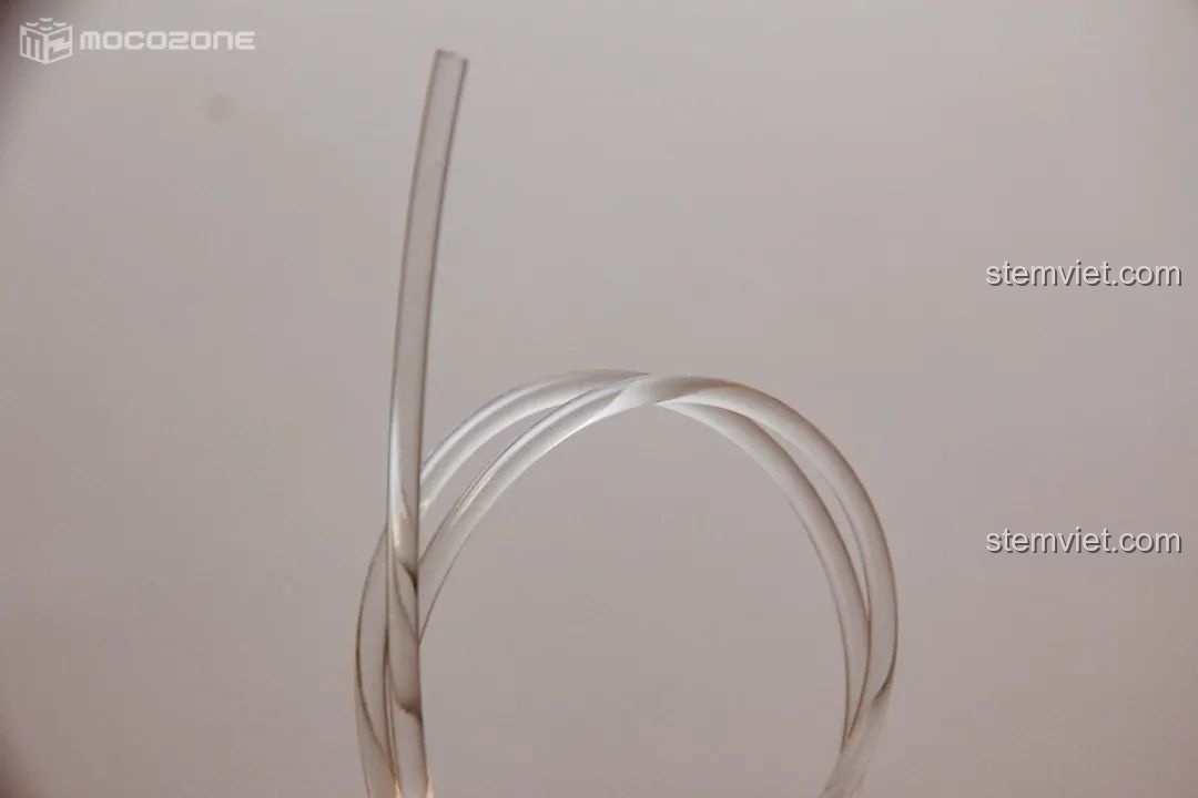 Sợi dây dẫn sáng trong suốt, chi tiết độc đáo giúp truyền ánh sáng từ khối đèn LED đến các vị trí khác trong mô hình đồ chơi lắp ráp BrickCool KS001.