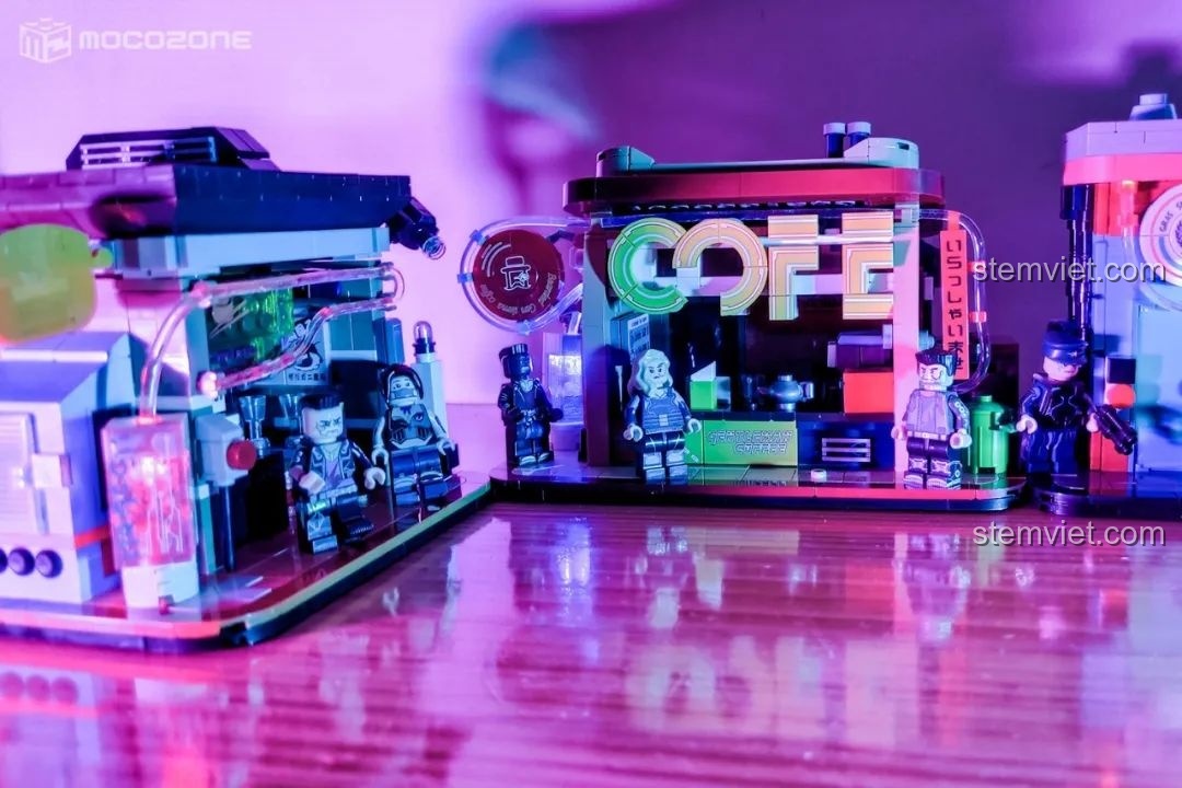 Hai mô hình Cyber Street Corner của BrickCool KS001 được trưng bày trong ánh sáng yếu, với đèn LED tạo hiệu ứng Cyberpunk huyền ảo, tăng tính thẩm mỹ.