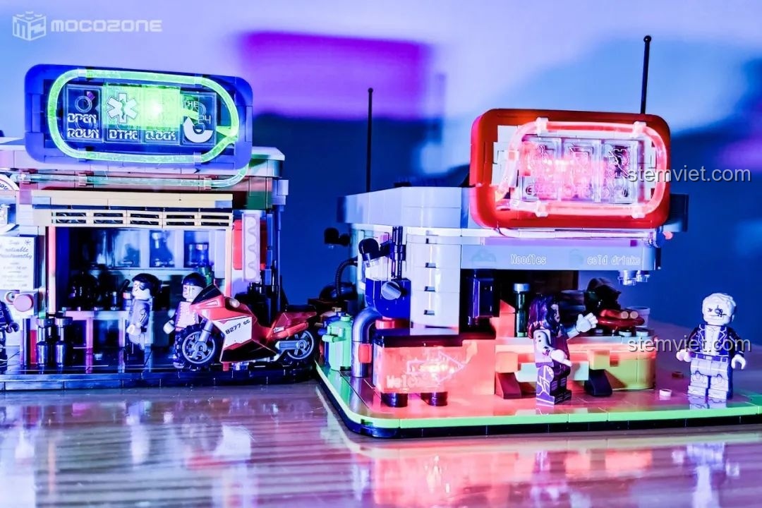 Hai mô hình Cyber Street Corner của BrickCool KS001 được trưng bày trong ánh sáng yếu, nổi bật với ánh đèn neon rực rỡ, tạo không khí Cyberpunk.