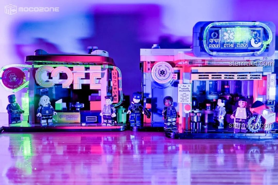 Hai mô hình Cyber Street Corner của BrickCool KS001 được trưng bày trong ánh sáng yếu, với ánh đèn xanh và hồng đặc trưng của Cyberpunk.