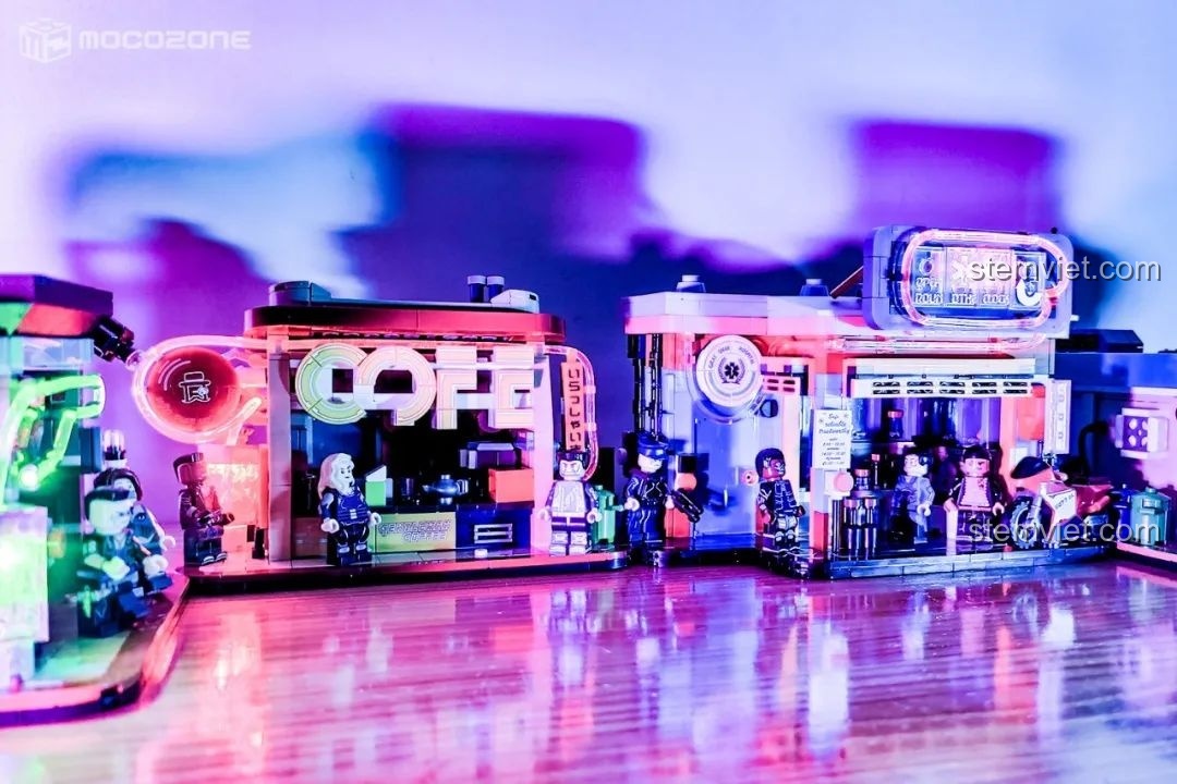 Hai mô hình Cyber Street Corner của BrickCool KS001 được trưng bày trong ánh sáng yếu, tạo nên một khung cảnh đô thị tương lai đầy mê hoặc.