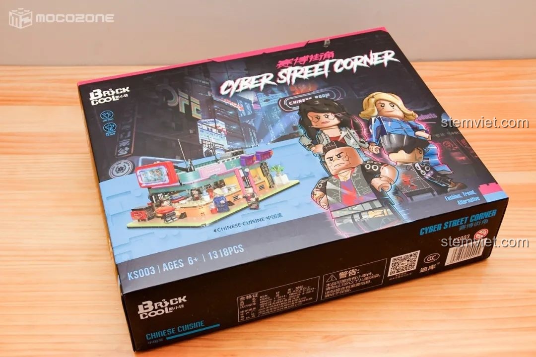 Hộp của bộ lắp ráp Quán Cà Phê Góc Phố Cyberpunk KS003, thiết kế đậm chất Cyberpunk với hình ảnh nhân vật ấn tượng, thuộc dòng đồ chơi lắp ráp BrickCool.
