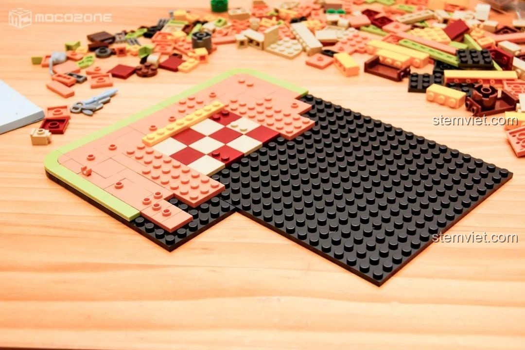 Quá trình lắp ráp bộ BrickCool KS001 Quán Cà Phê Cyberpunk bắt đầu với việc xây dựng phần đế của mô hình, tạo nền tảng vững chắc.