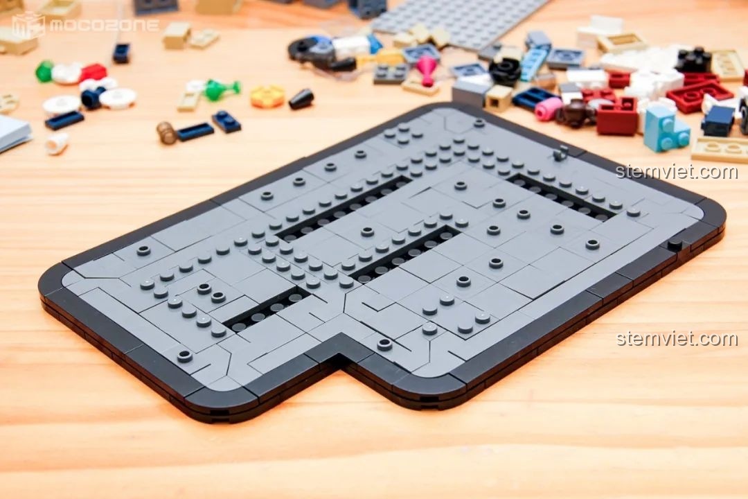 Phần đế của mô hình quán mì trong bộ đồ chơi lắp ráp BrickCool KS001, với các chi tiết màu xám và đen, tạo cảm giác hiện đại và công nghiệp.