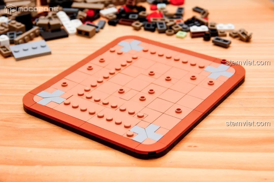 Phần đế của mô hình phòng khám trong bộ lắp ráp BrickCool KS001 Quán Cà Phê Cyberpunk, với các chi tiết màu cam và xám, tạo không gian độc đáo.