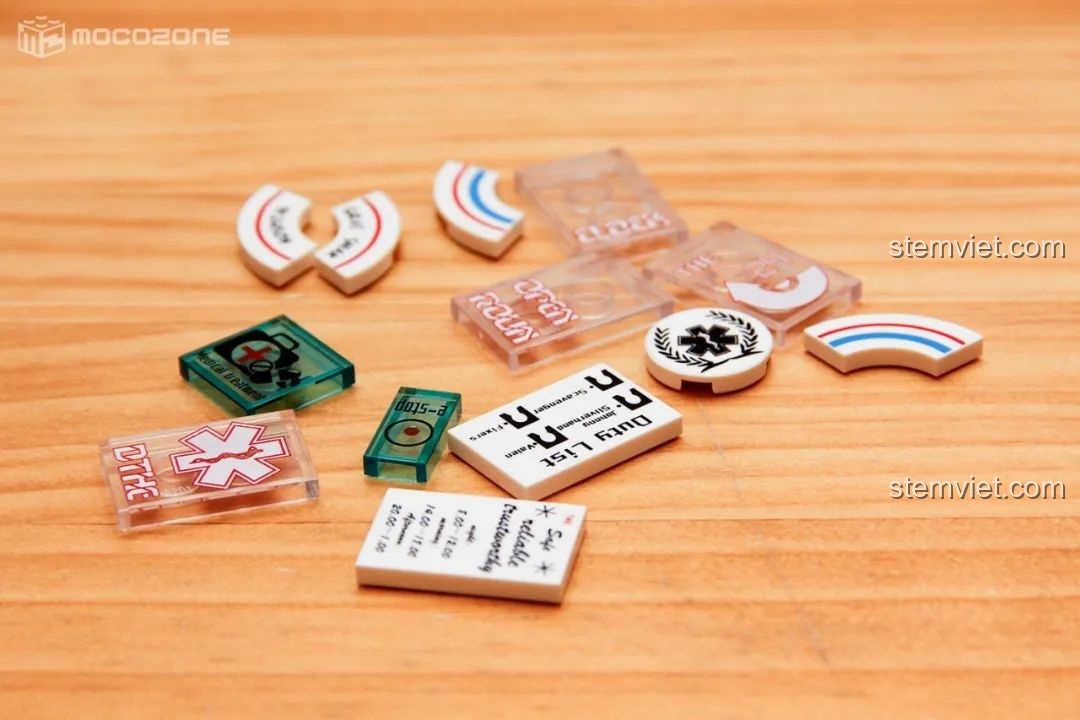 Các mảnh ghép in ấn cho phòng khám trong bộ đồ chơi lắp ráp BrickCool KS001, với biểu tượng y tế và chi tiết nhỏ, tăng tính chân thực.