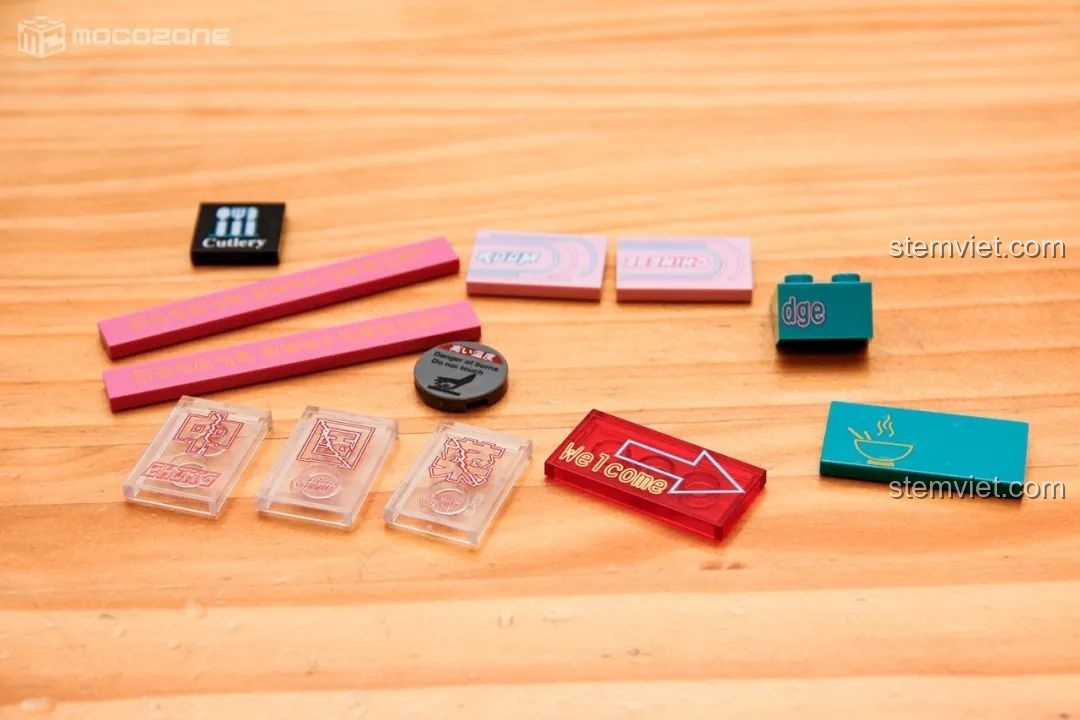 Các mảnh ghép in ấn đa dạng cho quán ăn Trung Quốc trong bộ đồ chơi lắp ráp BrickCool KS001, từ biểu tượng đến chữ viết, tăng nét đặc trưng.