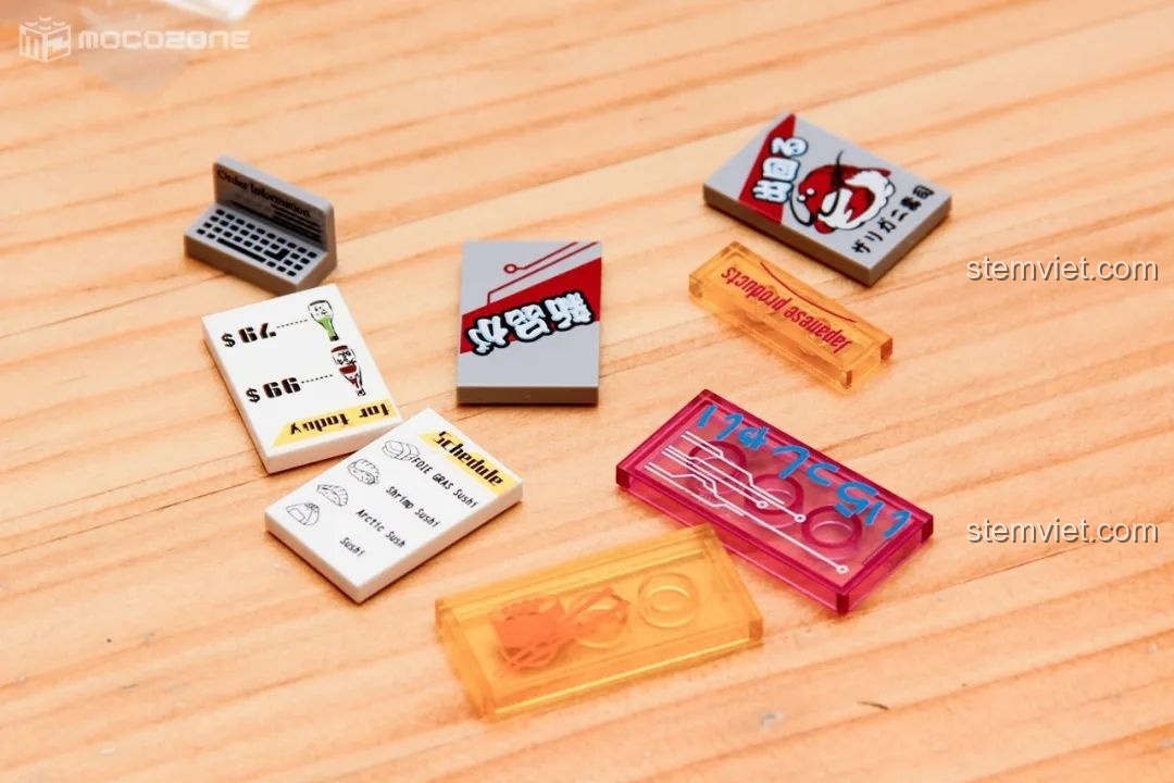 Các mảnh ghép in ấn cho quán mì trong bộ lắp ráp BrickCool KS001 Quán Cà Phê Cyberpunk, bao gồm thực đơn và biển hiệu, tạo không khí sống động.