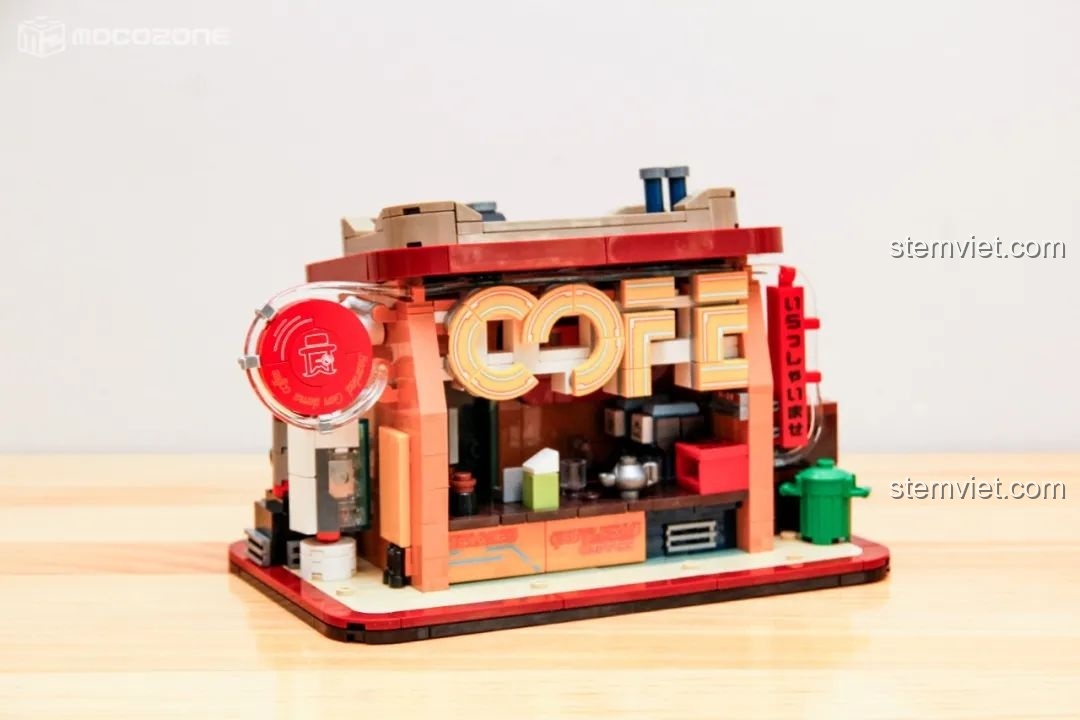 Mặt trước của mô hình quán cà phê BrickCool KS001, với biển hiệu 'COFFEE' lớn và các chi tiết trang trí, tạo nên vẻ ngoài hiện đại.