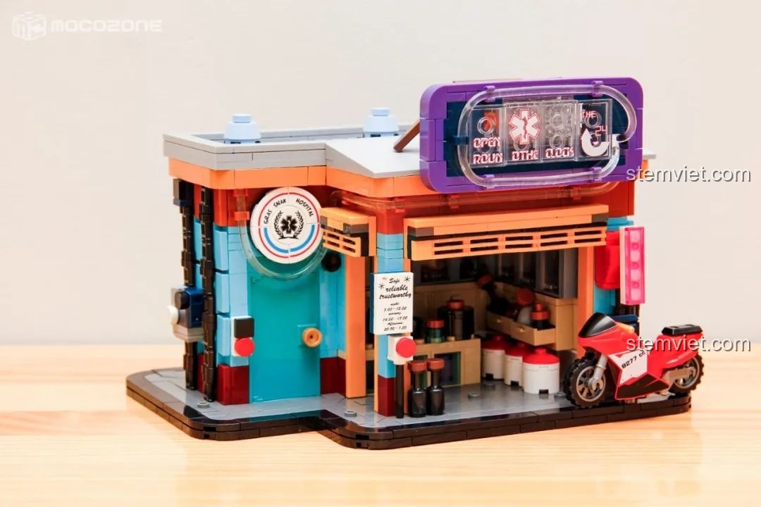Mặt trước của mô hình phòng khám trong bộ BrickCool KS001, với biển hiệu đèn LED và xe máy, thể hiện sự năng động của cơ sở y tế Cyberpunk.