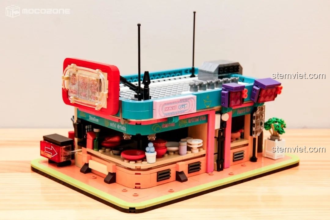 Mặt trước của mô hình quán ăn Trung Quốc trong bộ BrickCool KS001, với biển hiệu neon và chi tiết trang trí, tạo vẻ ngoài sống động.