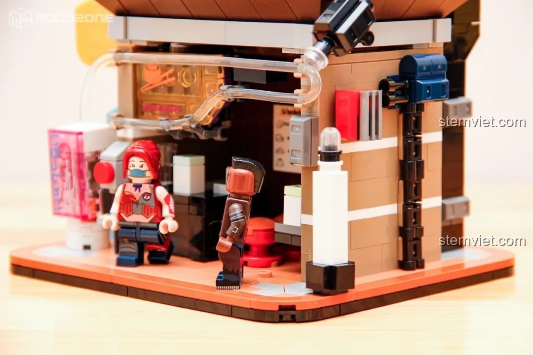 Mặt trước của mô hình quán mì trong bộ BrickCool KS001, với nhân vật minifigure và chi tiết trang trí, tái hiện không khí quán ăn đường phố.