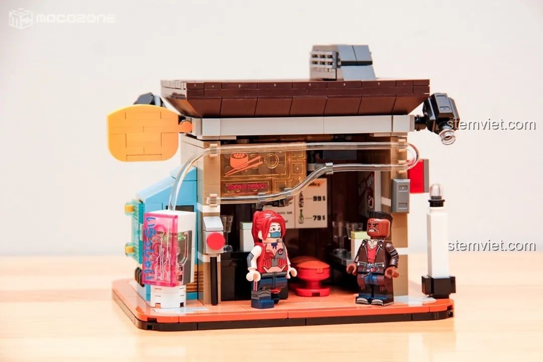 Mặt trước của mô hình quán mì trong bộ BrickCool KS001, với nhân vật minifigure và chi tiết trang trí, tái hiện không khí quán ăn đường phố.