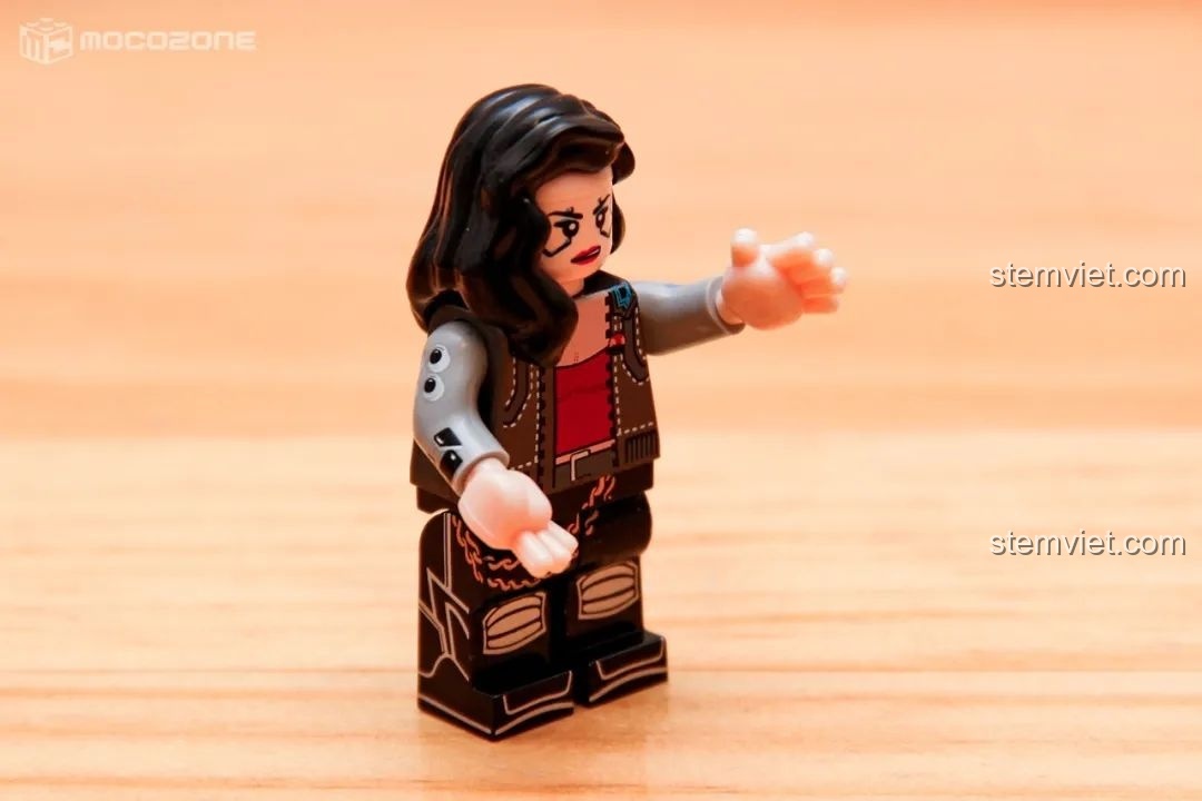 Một nhân vật minifigure với cử chỉ tay độc đáo, thể hiện sự linh hoạt trong việc tạo dáng, điểm nhấn của bộ lắp ráp BrickCool KS001.