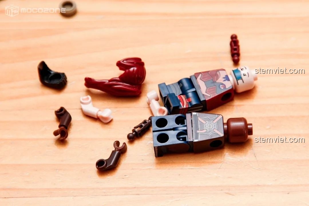 Các bộ phận của minifigure được tháo rời, cho thấy khả năng tùy chỉnh và thay thế các chi tiết trong bộ lắp ráp BrickCool KS001 Quán Cà Phê Cyberpunk.