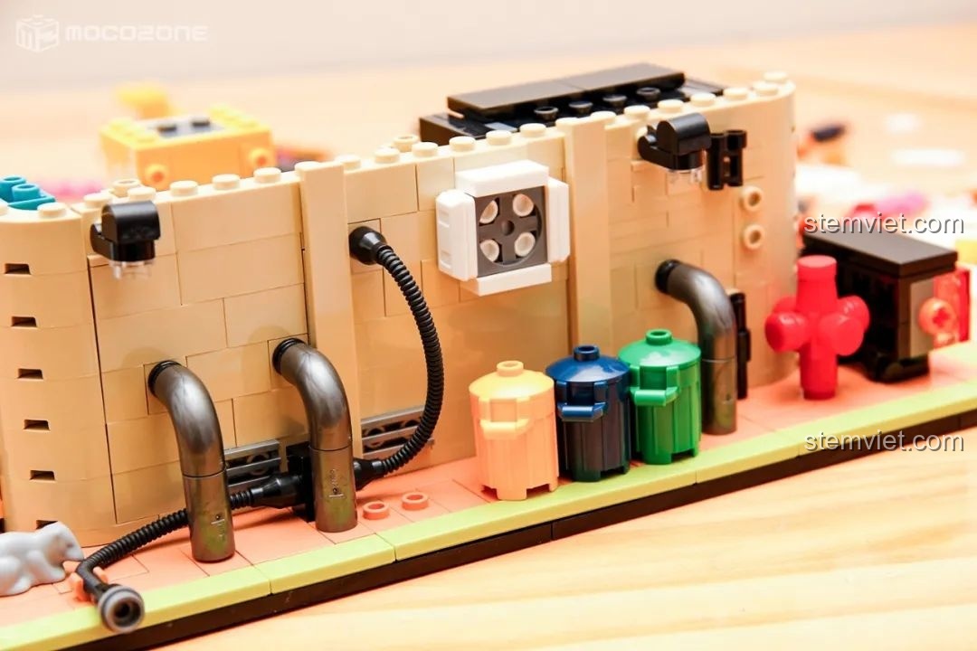 Mặt sau của một mô hình đồ chơi lắp ráp BrickCool KS001, với các đường ống và thùng rác, thể hiện sự phức tạp và chi tiết của kiến trúc Cyberpunk.