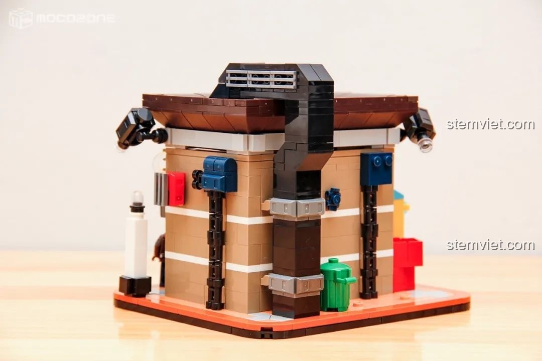 Mặt sau của một mô hình đồ chơi lắp ráp BrickCool KS001, với ống khói và các chi tiết kỹ thuật, tạo nên vẻ ngoài công nghiệp.