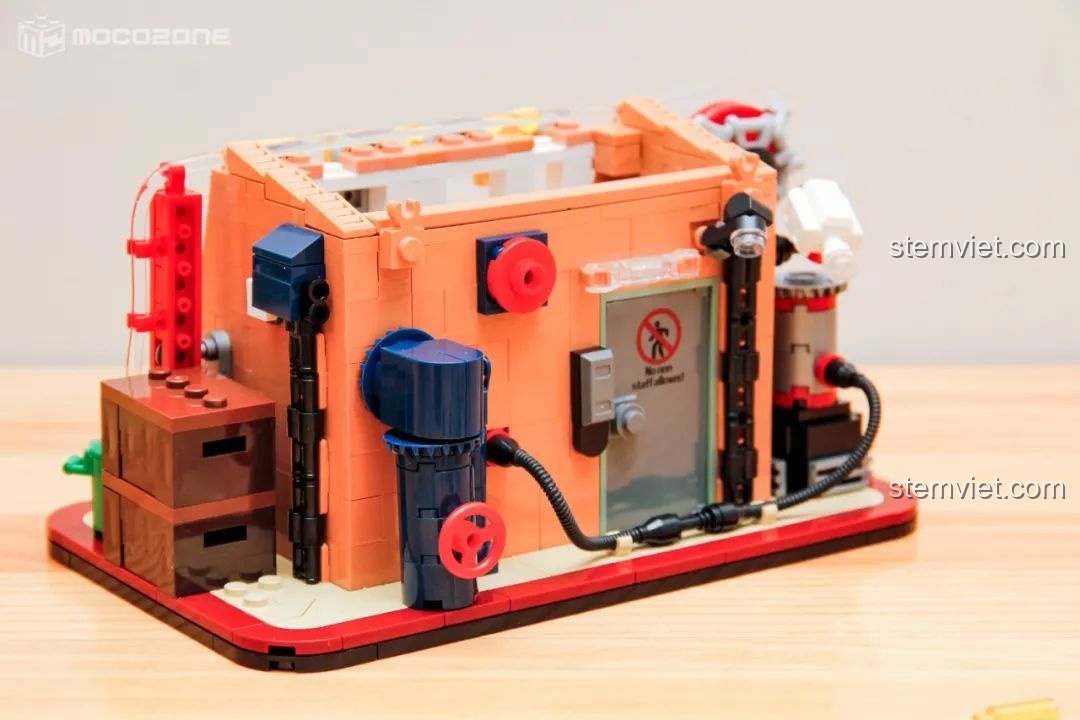 Mặt sau của một mô hình đồ chơi lắp ráp BrickCool KS001, với các đường ống và hộp điện, cho thấy sự chú ý đến từng chi tiết nhỏ.