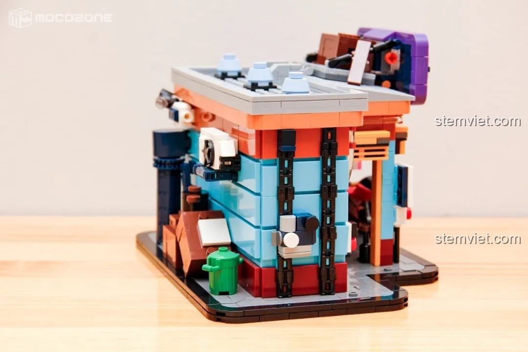 Mặt sau của một mô hình đồ chơi lắp ráp BrickCool KS001, với các đường ống và hộp điều hòa, thể hiện sự phức tạp của kiến trúc Cyberpunk.