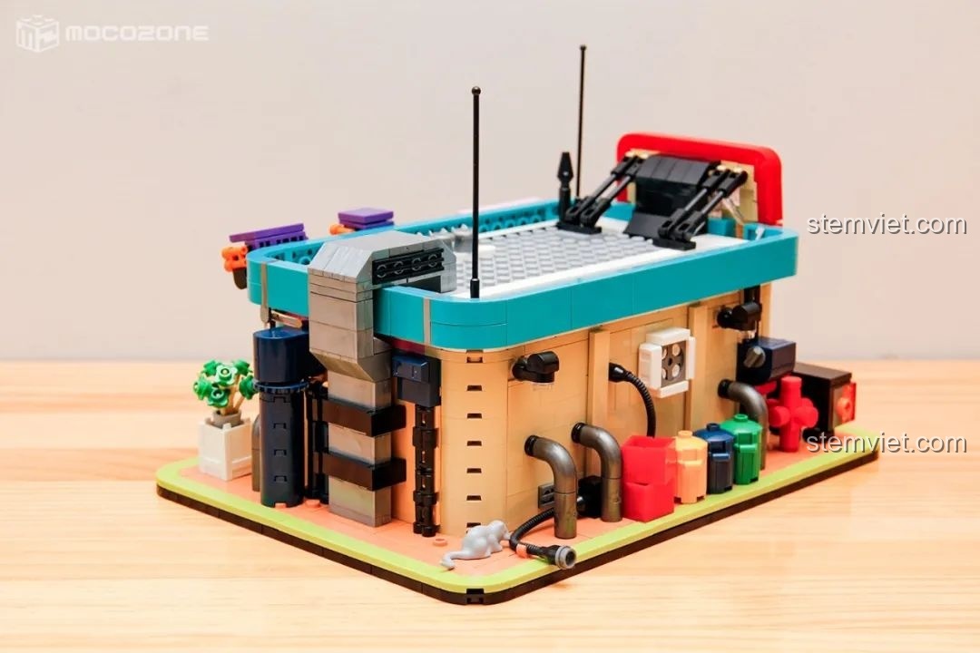 Mặt sau của mô hình quán ăn Trung Quốc trong bộ BrickCool KS001, với các đường ống và hộp điều hòa, thể hiện sự phức tạp của kiến trúc Cyberpunk.