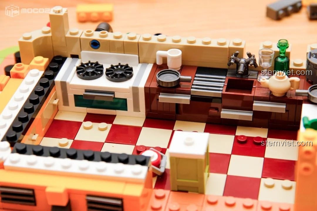 Chi tiết nội thất của quán cà phê trong bộ BrickCool KS001, với bếp, bồn rửa và các vật dụng nhỏ, tạo nên không gian sống động.