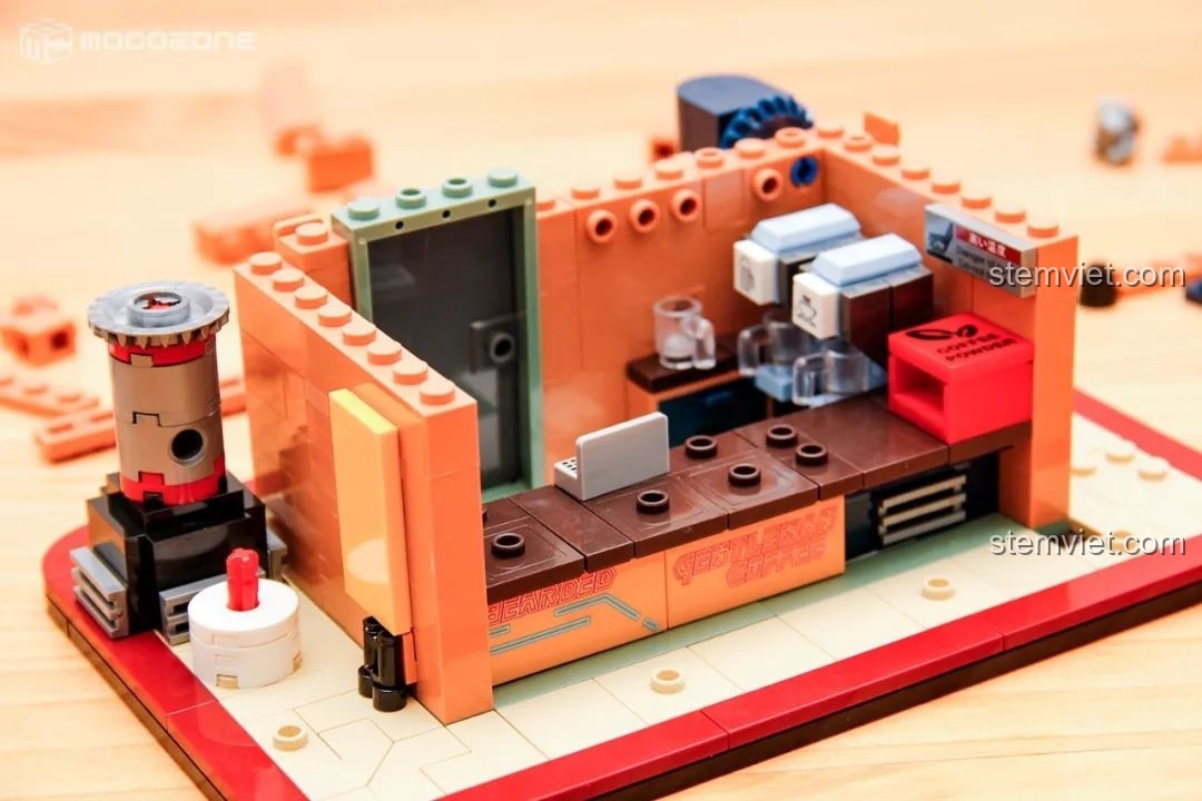 Chi tiết nội thất của quán cà phê trong bộ BrickCool KS001 Quán Cà Phê Cyberpunk, với quầy pha chế, máy tính và vật dụng trang trí, tạo cảm giác hiện đại.