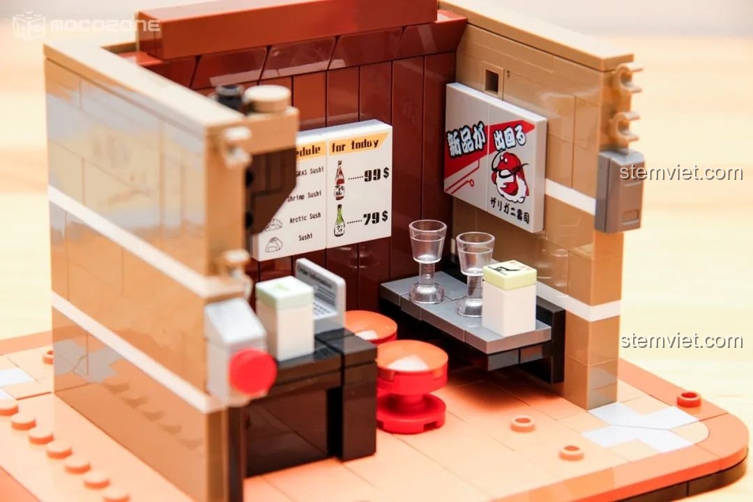 Chi tiết nội thất của quán mì trong bộ đồ chơi lắp ráp BrickCool KS001, với quầy bar, thực đơn và ghế ngồi, tái hiện không khí quán ăn đường phố.