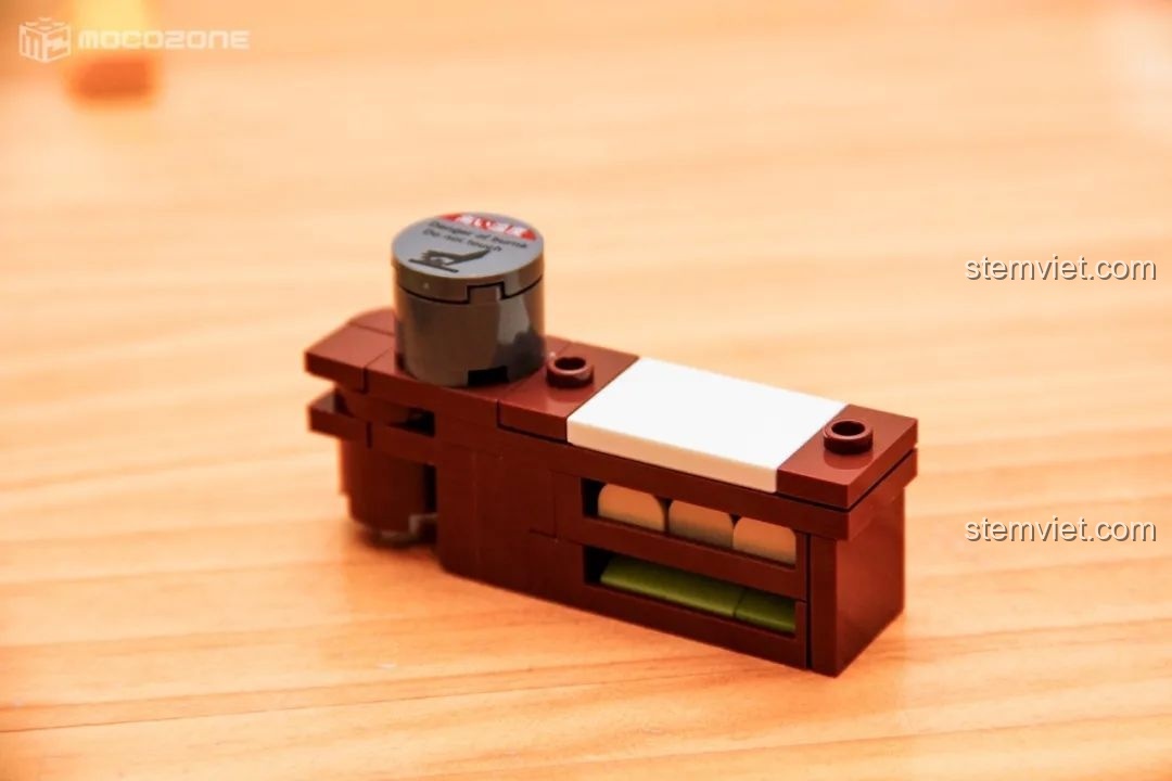 Chi tiết nội thất của một tủ đựng đồ nhỏ trong bộ BrickCool KS001, có thể dễ dàng tháo rời để khám phá bên trong, tăng tính tương tác.