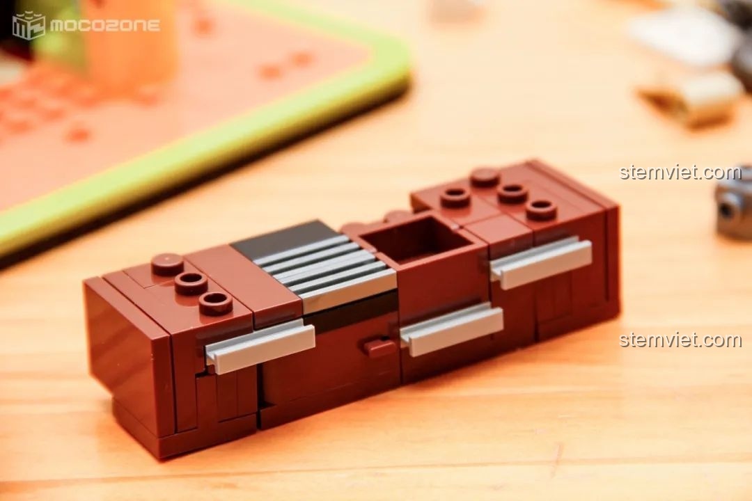 Chi tiết nội thất của một quầy bar hoặc bếp trong bộ BrickCool KS001, với các ngăn kéo và bề mặt làm việc, thể hiện sự tiện lợi.