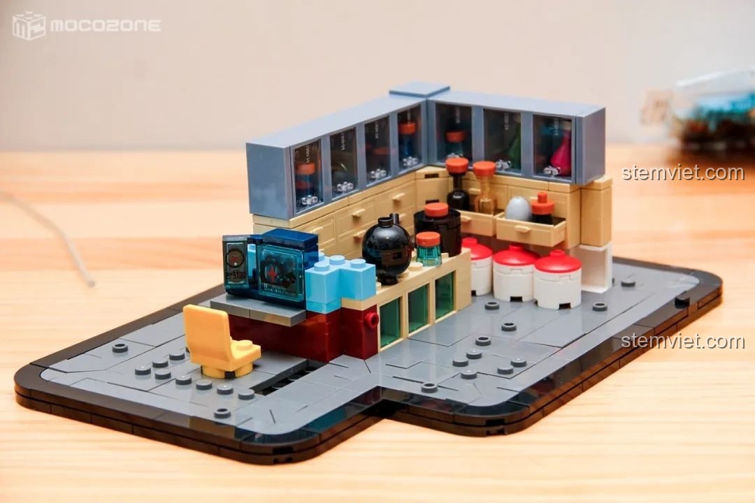 Chi tiết nội thất của một phòng khám hoặc phòng thí nghiệm trong bộ BrickCool KS001, với các tủ trưng bày và thiết bị, tạo nên không gian phức tạp.