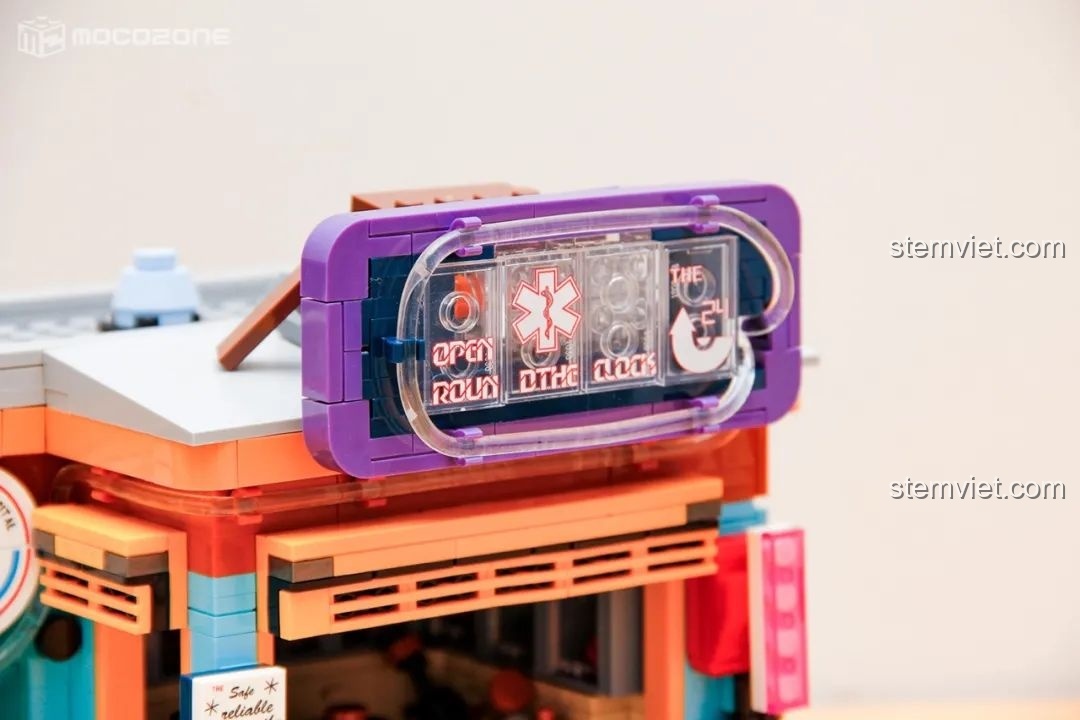 Mặt trước của mô hình phòng khám trong bộ BrickCool KS001, với biển hiệu đèn LED và xe máy, thể hiện sự năng động của cơ sở y tế Cyberpunk.