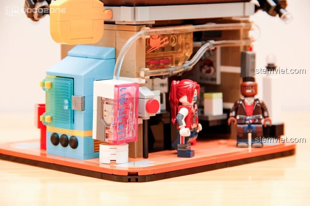Góc nhìn cận cảnh của mô hình quán mì trong bộ BrickCool KS001, với các chi tiết nội thất và ngoại thất được thể hiện rõ ràng.