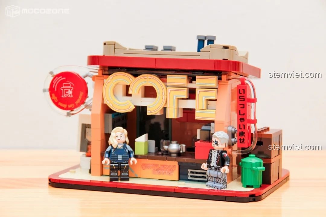 Góc nhìn cận cảnh của mô hình quán mì trong bộ BrickCool KS001, với các chi tiết nội thất và ngoại thất được thể hiện rõ ràng.