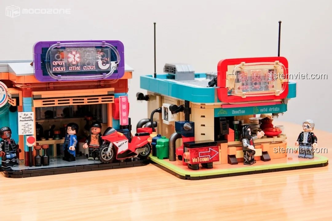 Góc nhìn cận cảnh hai mô hình quán cà phê và phòng khám của BrickCool KS001 khi được sắp xếp cạnh nhau, tạo thành một phần của khu phố Cyberpunk.