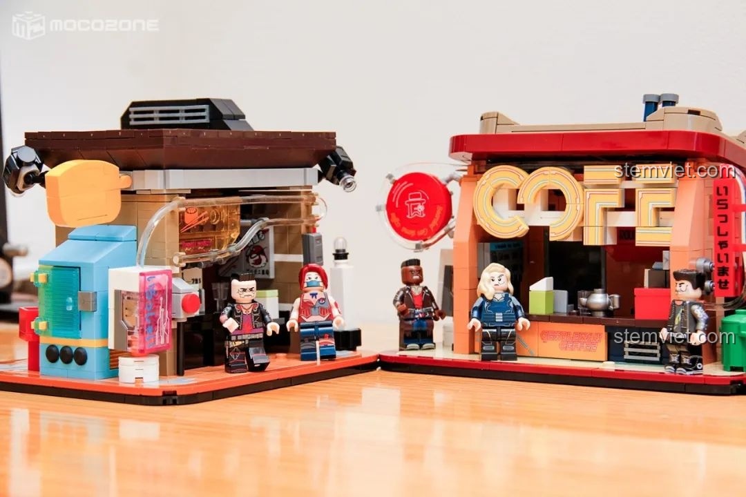 Góc nhìn cận cảnh hai mô hình phòng khám và quán ăn Trung Quốc của BrickCool KS001 khi được sắp xếp cạnh nhau, tạo thành một phần của khu phố Cyberpunk.