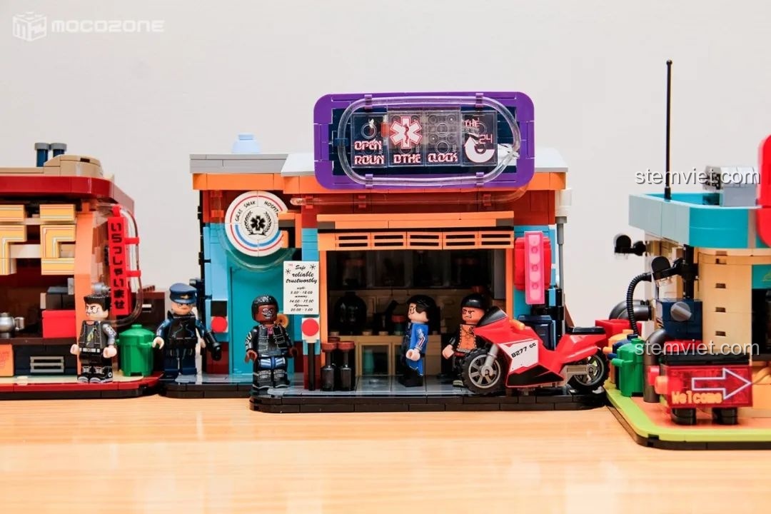 Góc nhìn cận cảnh hai mô hình quán mì và quán cà phê của BrickCool KS001 khi được sắp xếp cạnh nhau, tạo thành một phần của khu phố Cyberpunk.