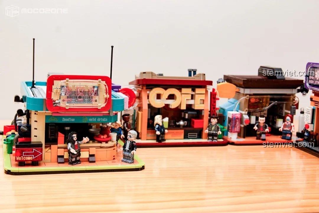 Góc nhìn cận cảnh hai mô hình quán ăn Trung Quốc và phòng khám của BrickCool KS001 khi được sắp xếp cạnh nhau, tạo thành một phần của khu phố Cyberpunk.