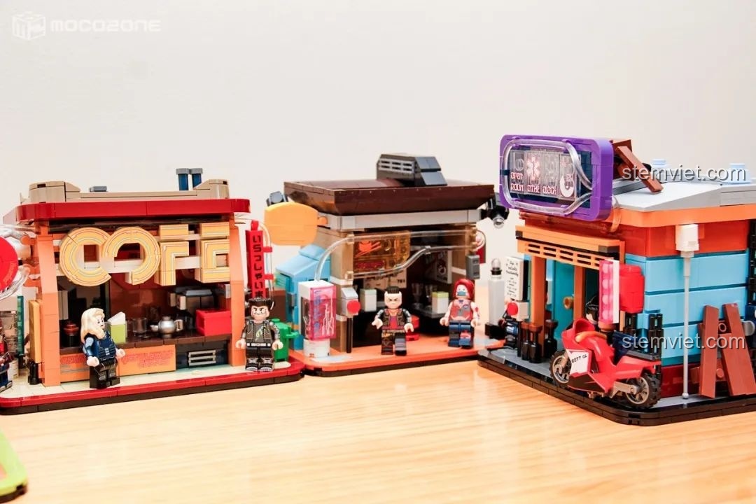 Góc nhìn cận cảnh hai mô hình quán ăn Trung Quốc và quán cà phê của BrickCool KS001 khi được sắp xếp cạnh nhau, tạo thành một phần của khu phố Cyberpunk.