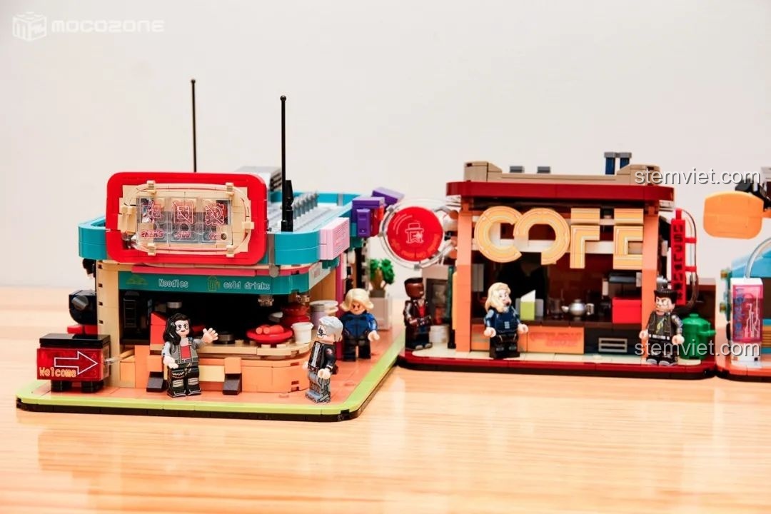 Góc nhìn cận cảnh hai mô hình quán ăn Trung Quốc và quán cà phê của BrickCool KS001 khi được sắp xếp cạnh nhau, tạo thành một phần của khu phố Cyberpunk.