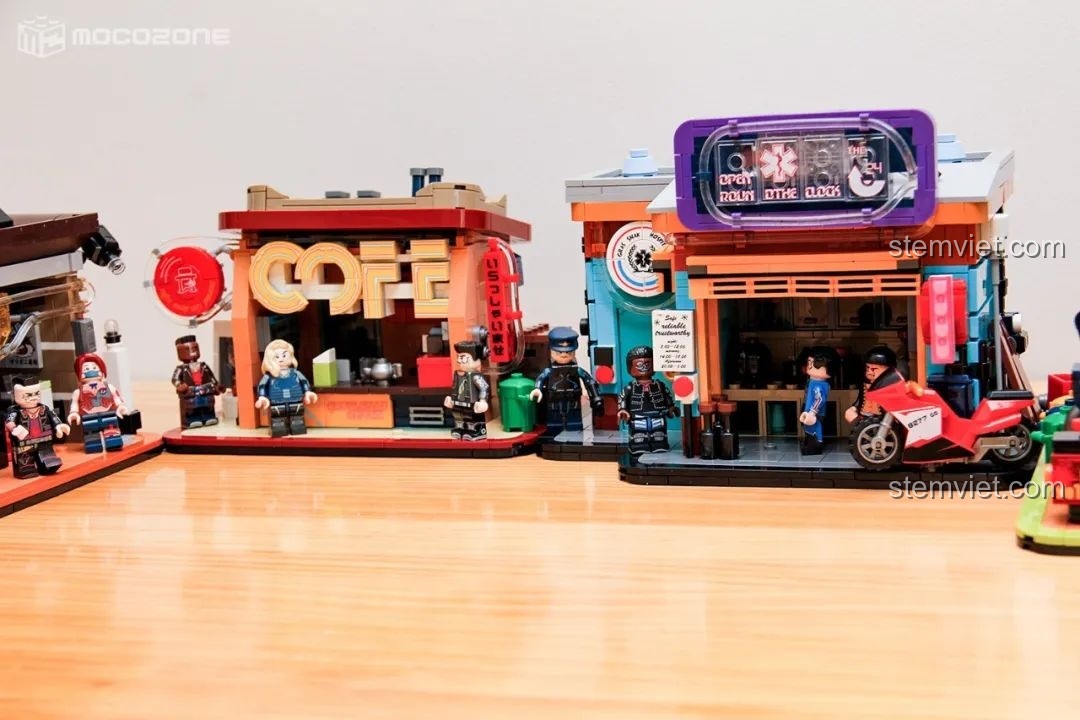 Bốn mô hình Cyber Street Corner của BrickCool KS001 được sắp xếp cạnh nhau, tạo thành một khu phố Cyberpunk liền mạch, thể hiện khả năng kết hợp của đồ chơi lắp ráp.