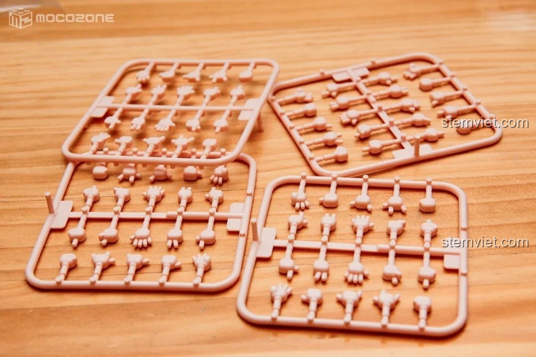 Bốn vỉ tay thay thế với nhiều cử chỉ khác nhau cho minifigure, điểm cộng lớn về khả năng tùy biến của đồ chơi lắp ráp BrickCool KS001.