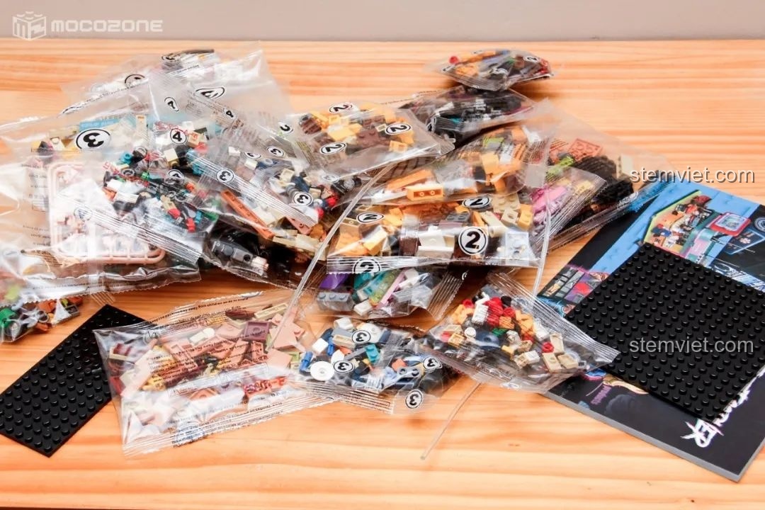 Các túi mảnh ghép được phân loại rõ ràng cùng sách hướng dẫn và đế lắp, sẵn sàng cho quá trình lắp ráp bộ BrickCool KS001 Quán Cà Phê Cyberpunk.