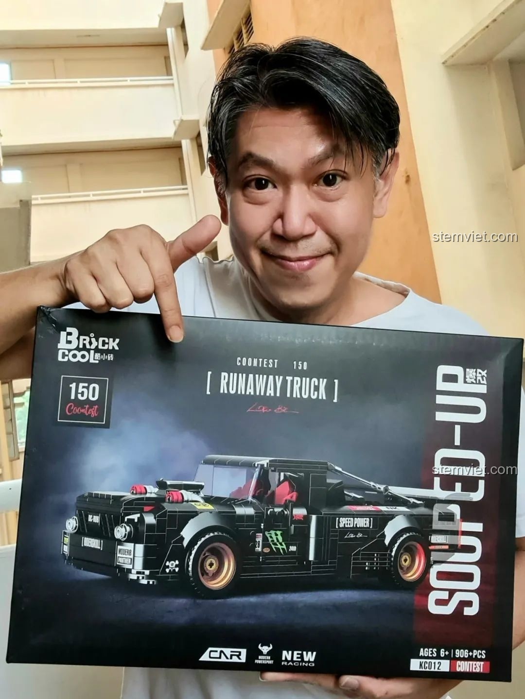 Người đánh giá giới thiệu bộ lắp ráp xe tải Cyberpunk của BrickCool, minh họa sự đa dạng sản phẩm của hãng đồ chơi lắp ráp này.