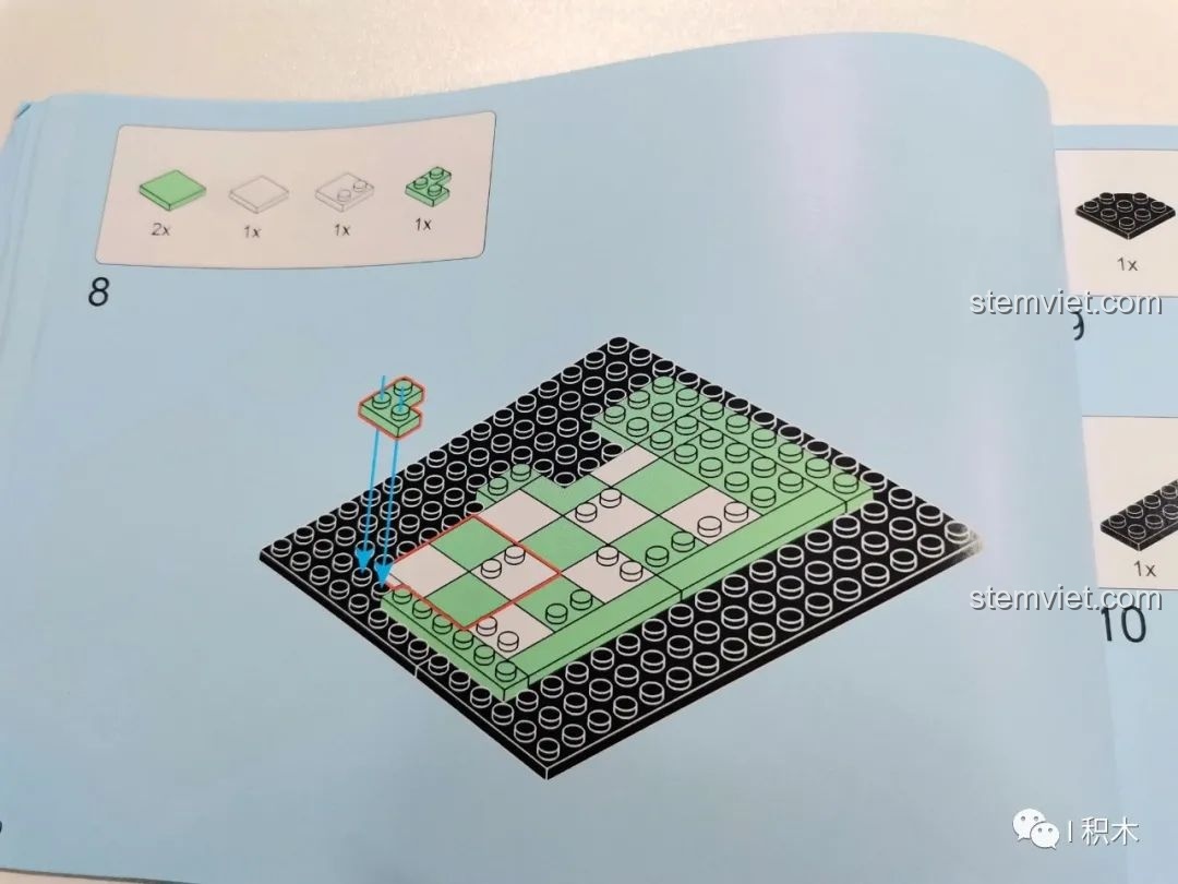 Sách hướng dẫn lắp ráp của bộ BrickCool KS001 Quán Cà Phê Cyberpunk, có đánh dấu đỏ các bước rõ ràng.