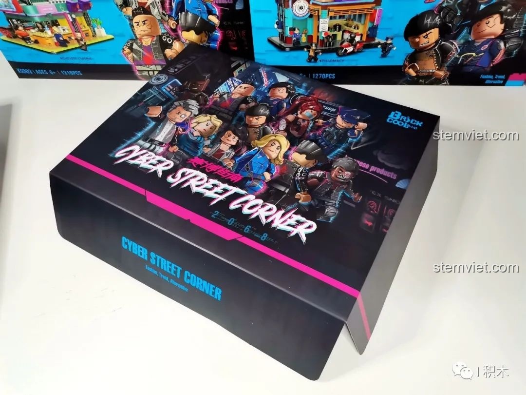 Tấm bìa cứng có hình ảnh minh họa phong cách Cyberpunk từ bộ đồ chơi lắp ráp BrickCool KS001 Quán Cà Phê.