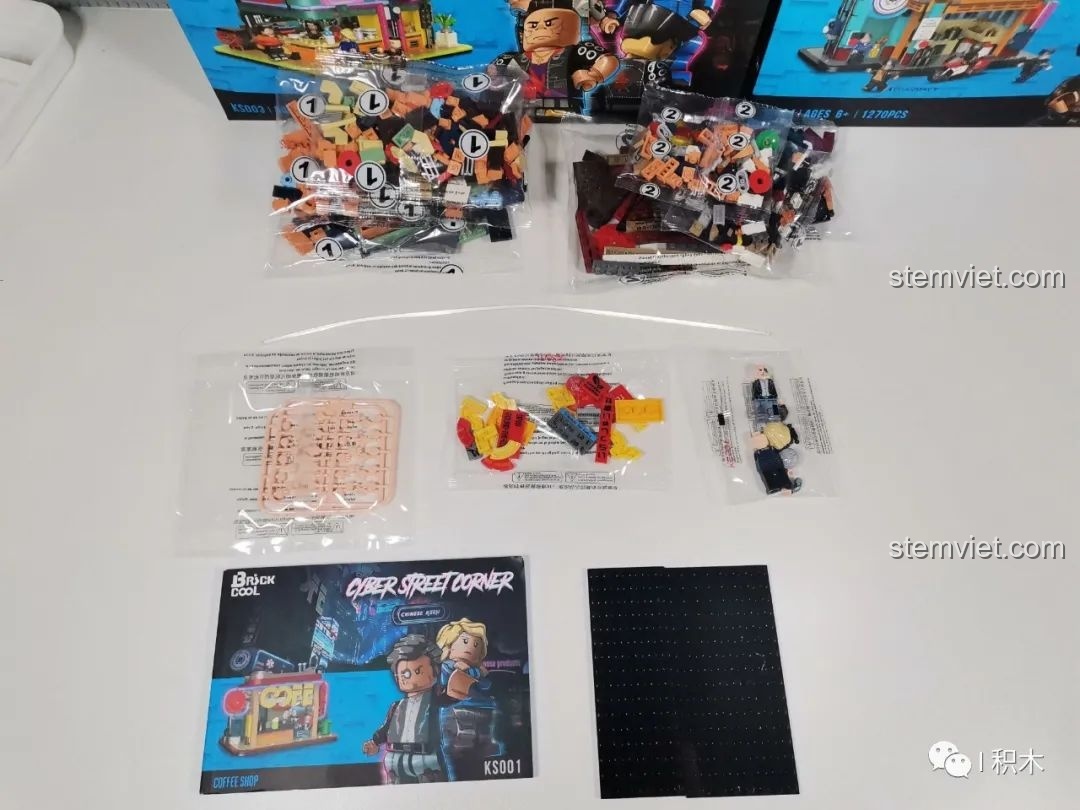 Toàn bộ linh kiện của bộ lắp ráp BrickCool KS001 Quán Cà Phê Cyberpunk: túi chi tiết, túi in ấn, túi minifig, sách hướng dẫn, 2 đế.