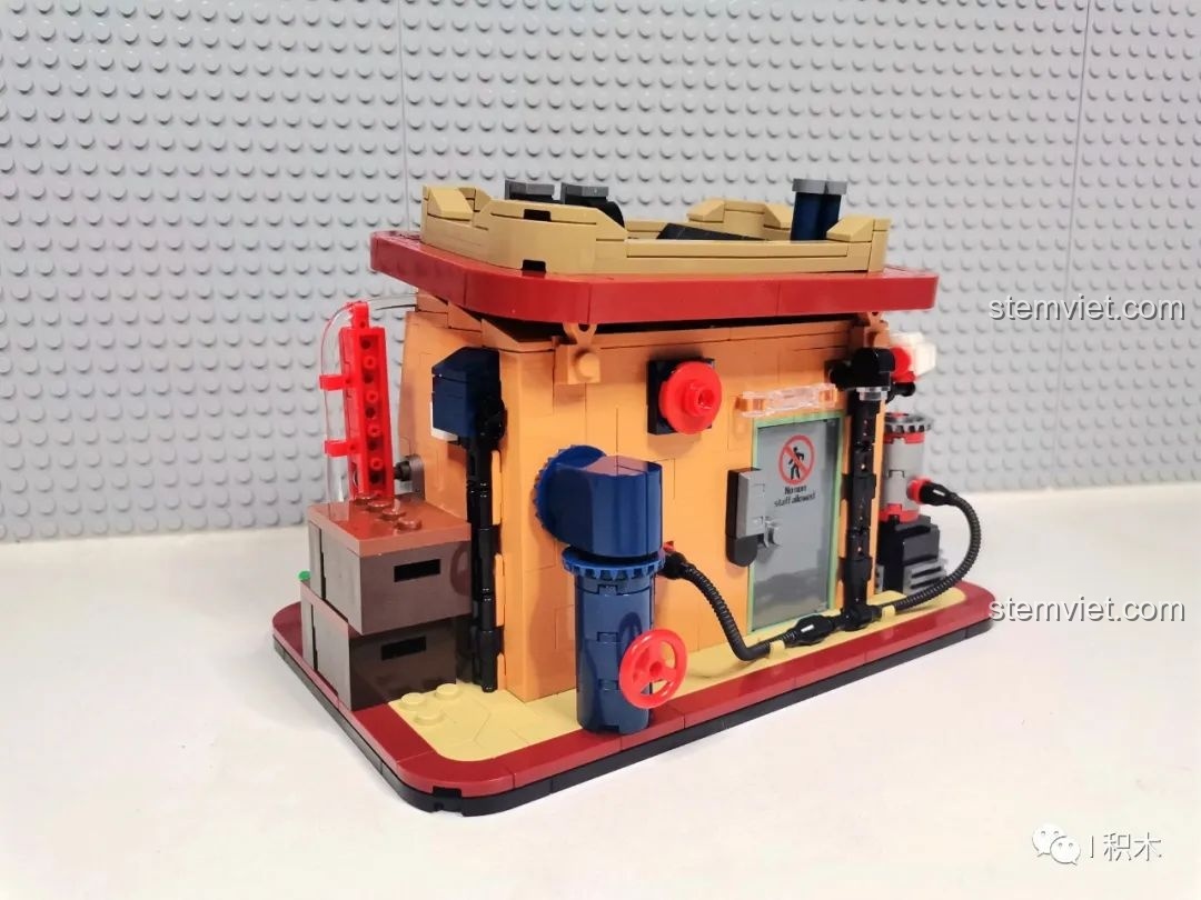 Mô hình hoàn chỉnh BrickCool KS001 Quán Cà Phê Cyberpunk với đèn neon phát sáng màu đỏ.