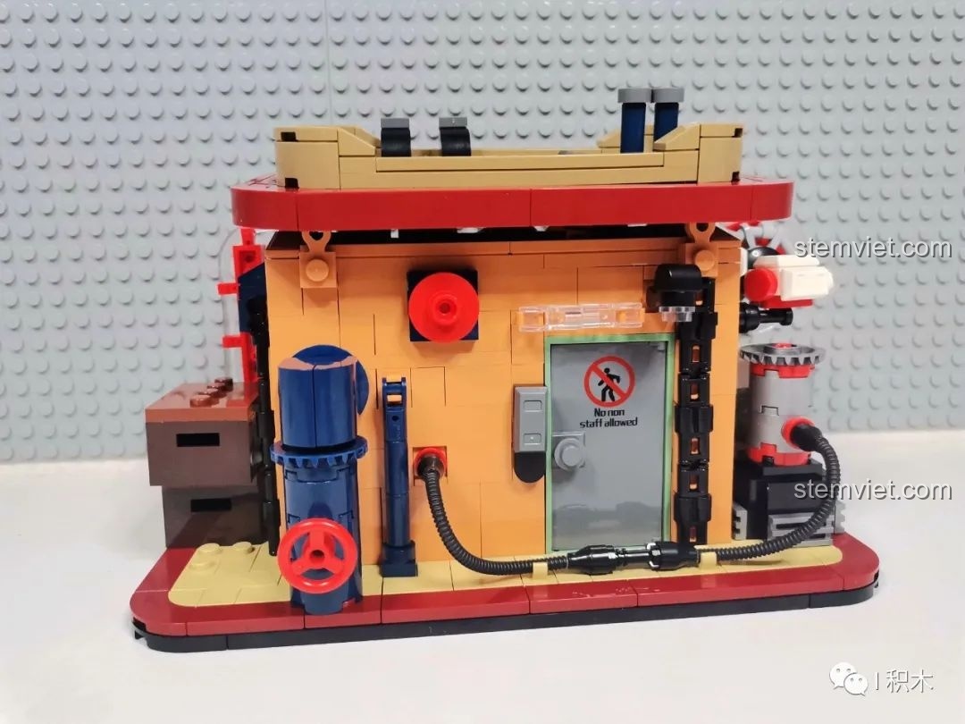 Mô hình hoàn chỉnh BrickCool KS001 Quán Cà Phê Cyberpunk với đèn neon phát sáng màu xanh dương.