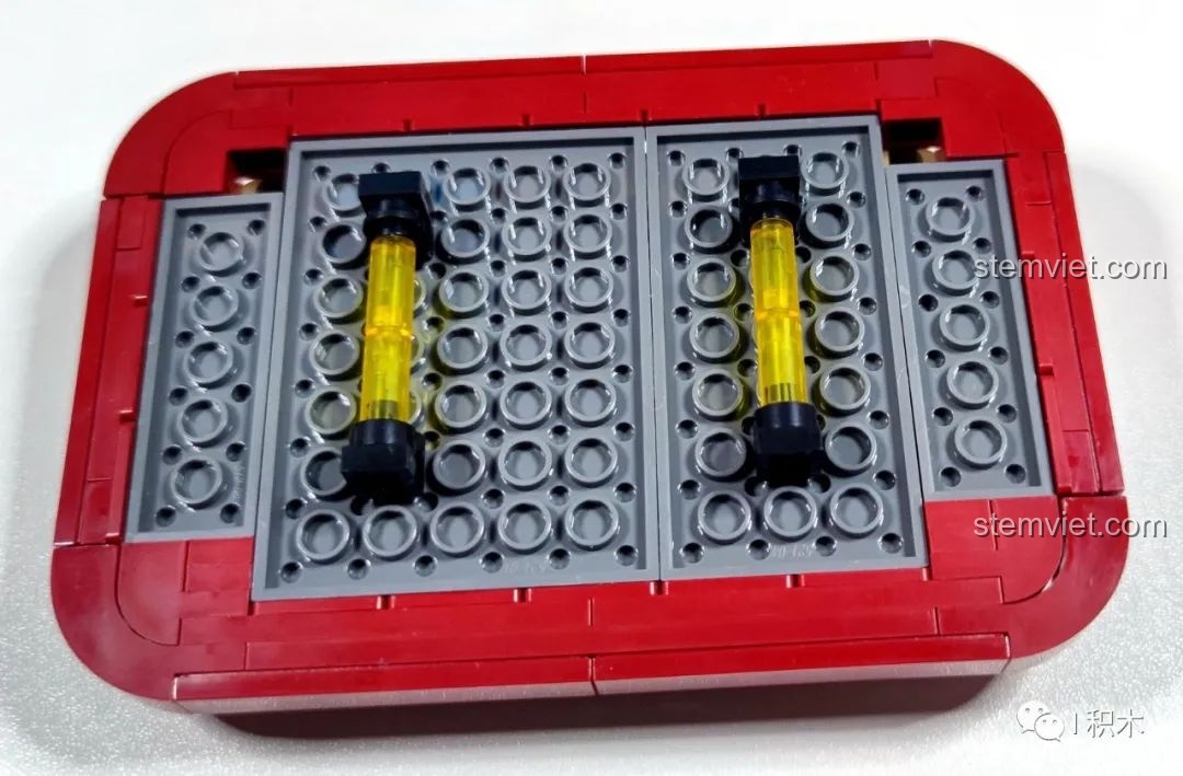 Mô hình hoàn chỉnh BrickCool KS001 Quán Cà Phê Cyberpunk với đèn neon phát sáng màu xanh lá cây.